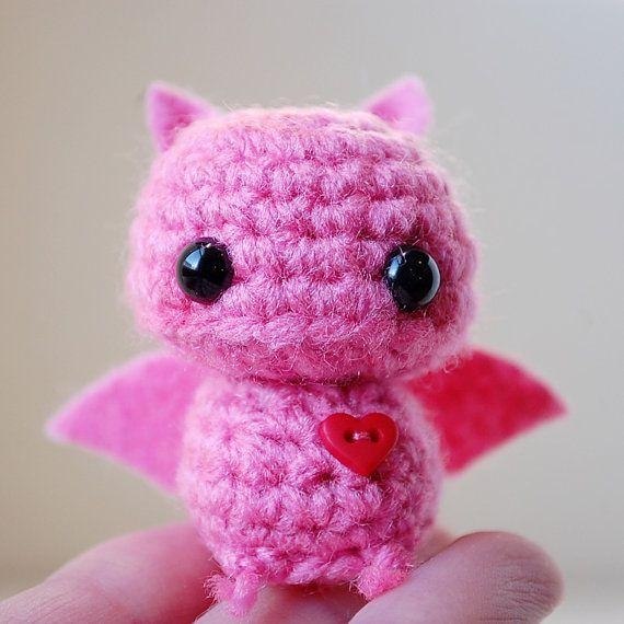 Милые игрушки амигуруми. Маленькие вязаные игрушки. Милые игрушки крючком маленькие осьминожки. Вязаные игрушки. Вязаные игрушки.