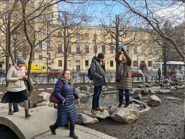 В Саду дружбы в центре Петербурга начала распускаться сакура. Красота! - 3