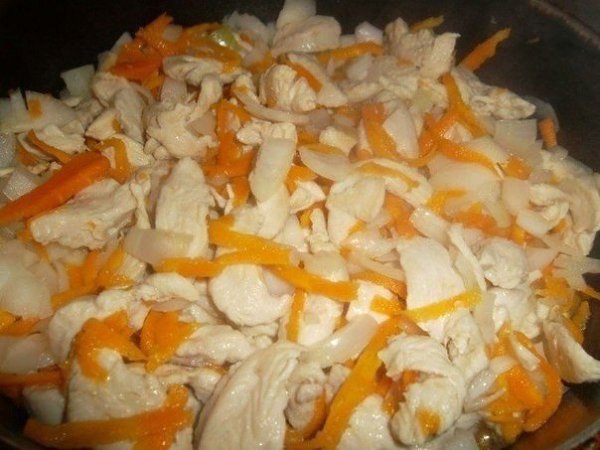 Гуляш из куриного филе.Ингредиенты:филе куриное - 500 - 600 гморковь - 1 шт.лук - 1-2 шт.чеснок - 1 ... - 4