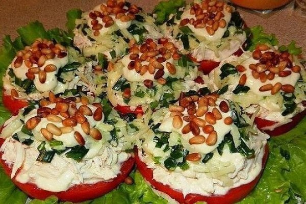 Салат-закуска из курицы на помидорах.Вкусная и необычная закуска на помидорах. Готовится крайне ...