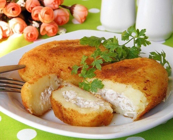 Зразы.Ингредиенты:Картофель — 900 гКуриное филе — 400 гЯйцо — 1 шт.Лук — 2 шт.Мука пшеничная — 3 ст. ...