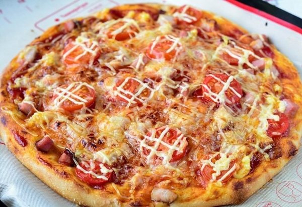 Домашняя пицца с помидорами, беконом и сыром.Ингредиенты:Мука пшеничная — 400 гВода теплая — 180 ... - 6
