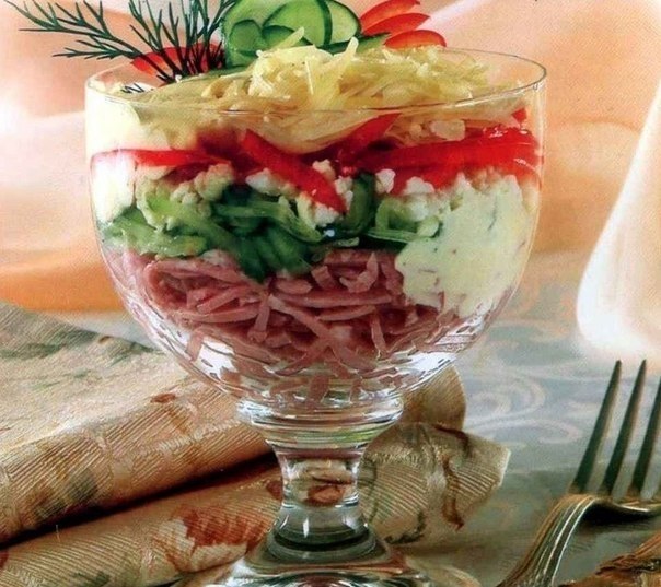Салат-коктейль с ветчиной и сыром.Ингредиенты:- 100 г ветчины- 100 г сыра- 1 стручок сладкого перца- ...