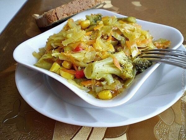 Тушеная капуста с овощами - 0% жира.Нам понадобятся:- Капуста, 1/2 небольшого кочана. - Помидоры, 2 ...