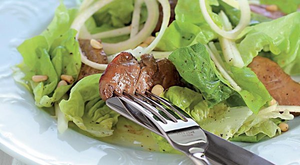 Салат с куриной печенкой.Этот салат очень популярен у французов. Придумали его в Перигоре – ...