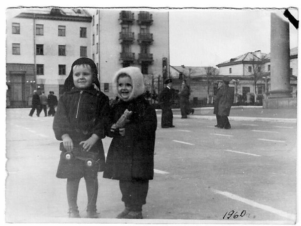 ДК имени Горького в Новосибирске. 15 лет, как нет войны, Их отцы и деды штурмовали Берлин, ...