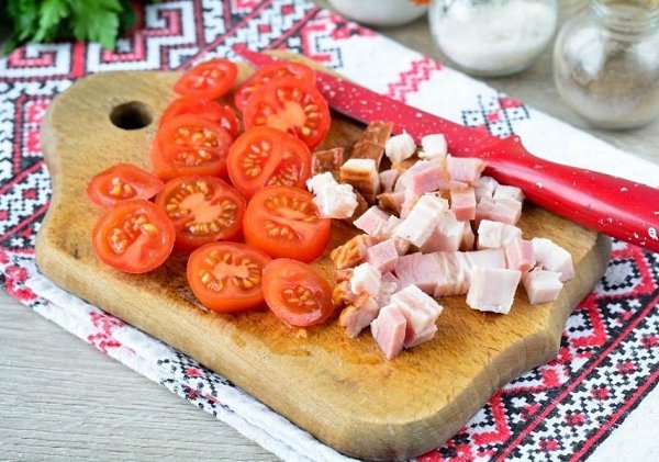 Домашняя пицца с помидорами, беконом и сыром.Ингредиенты:Мука пшеничная — 400 гВода теплая — 180 ... - 3