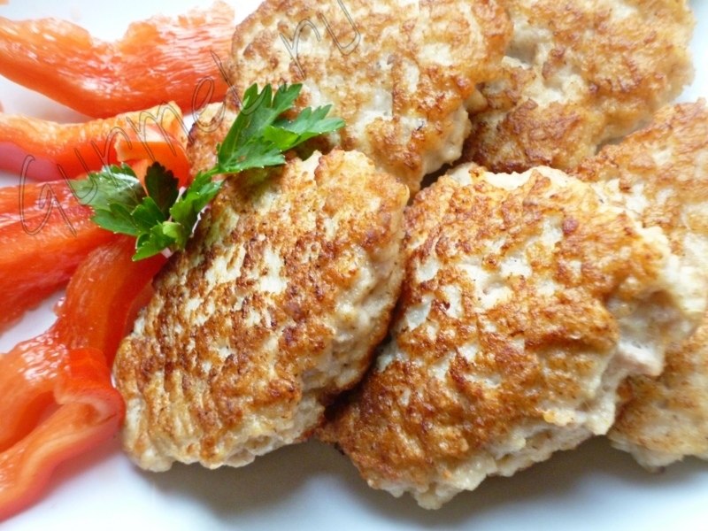 Куриные оладушки .на 100грамм - 116.14 ккалБ/Ж/У - 18.65/1.92/4.61 Ингредиенты: Куриное филе - 500 ...
