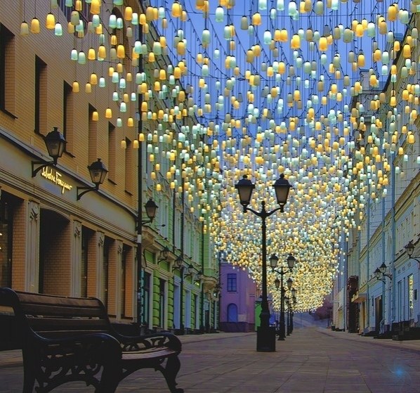 eчeр нa Стoлeшникoвoм пeрeулкe