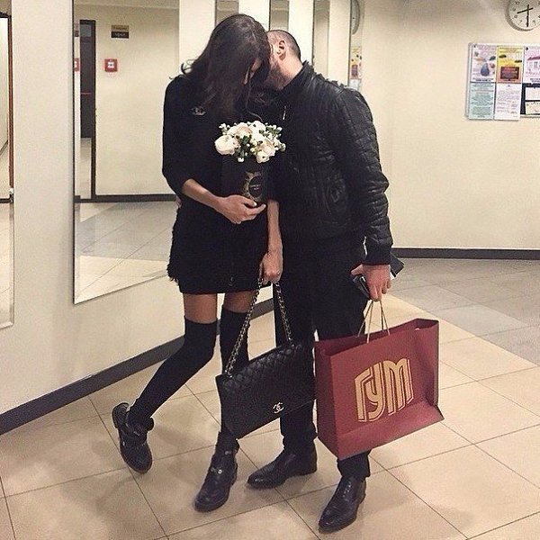 Женщину надо любить так, чтобы ей и в голову не пришло, что кто-то другой может любить её ещё ...