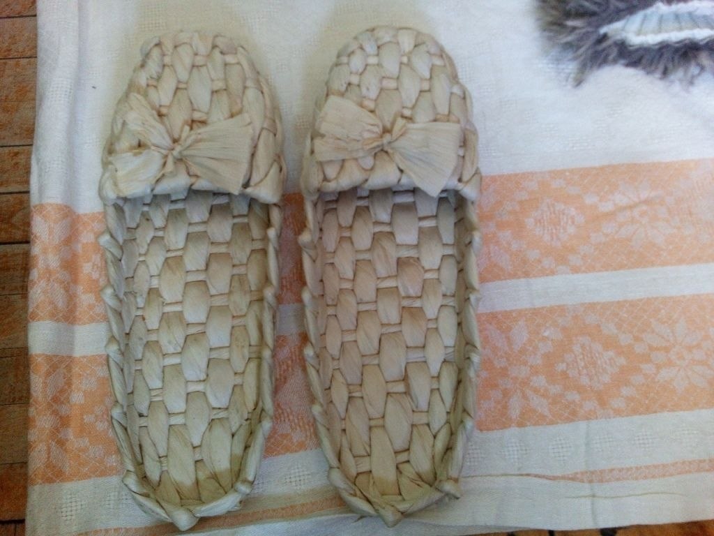 Лапти фото. Лапти с носками. Носок лаптя. Плетение лаптей. Берестяное плетение из бересты лапти.