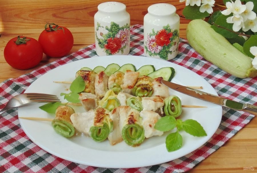 Куриные шашлычки с кабачками .на 100 грамм - 114 ккал Б/Ж/У - 19/3/2Ингредиенты: 500 г куриного ...