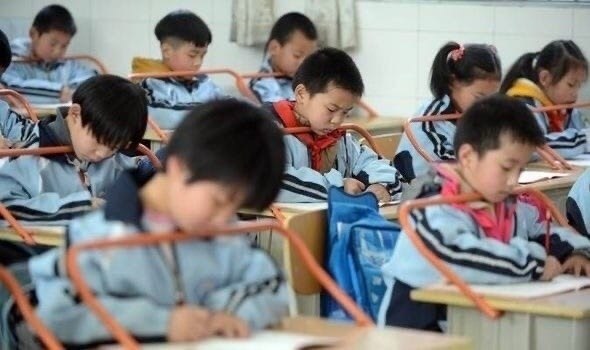 Вот какое есть изобретение, чтоб дети во время учебы не портили осанку. Ваше мнение.. - 3