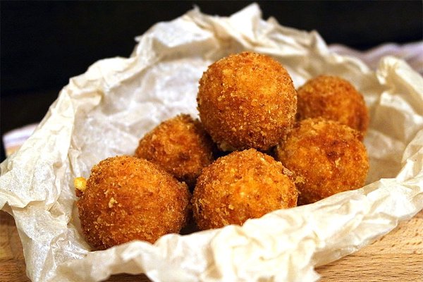 Закусочные сырные шарики.Быстро, вкусно, а главное полезно!Ингредиенты:4 яичных белка200 гр ...