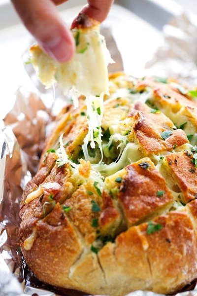 Чесночный хлеб с сыром — ароматно и очень вкусно .Ингредиенты:Буханка хлеба на закваске — 1 ...