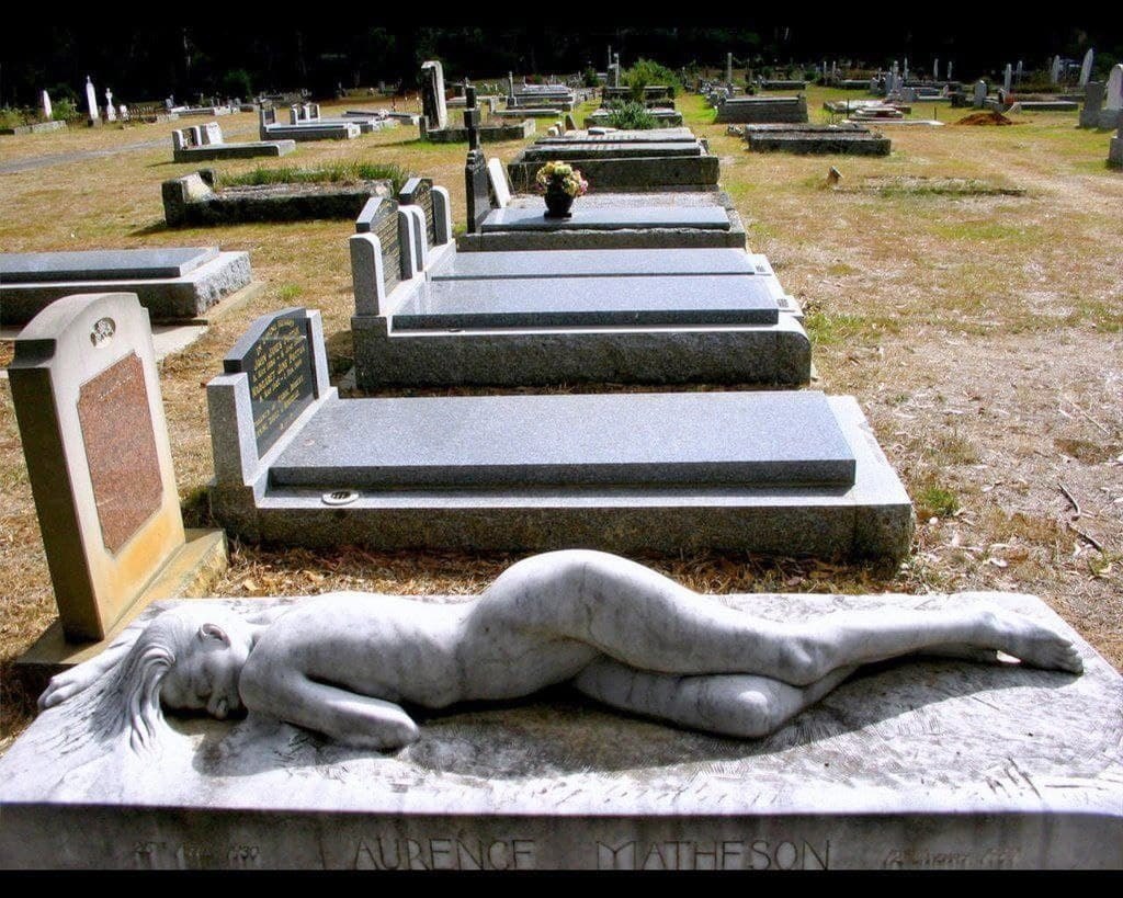Уставший памятник. Надгробие Лоуренса Мэтисона. Могила Лоуренса Метиссона. Могильная плита на кладбище. Необычные памятники на кладбище.