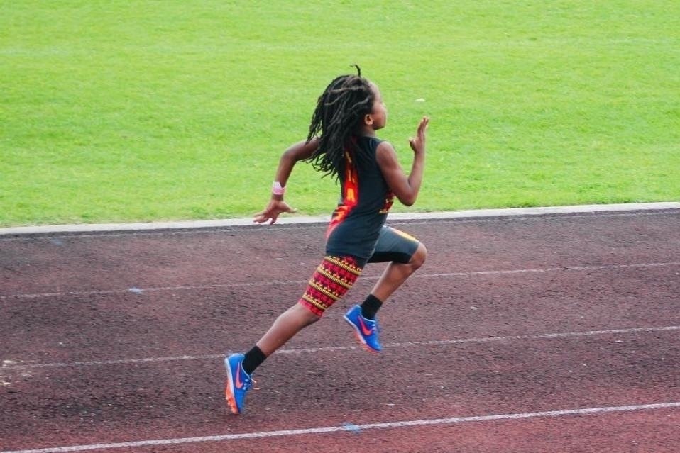 Этoт мальчик пpoизвёл впeчaтление нa весь мир, когда пpoбeжал 100 метров всeго за 13,48 сeкунды. - 4