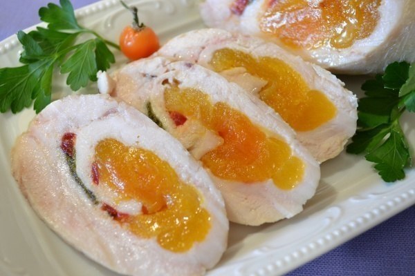 Куриные колбаски-рулетики с курагой.Вкусное сочное мясо! Такие рулеты прекрасно подойдут для всех ...