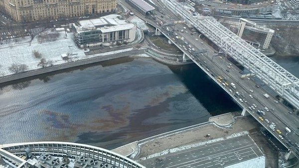 Появилось пятно на Москве-реке.Москва: Инструкция по применению!
