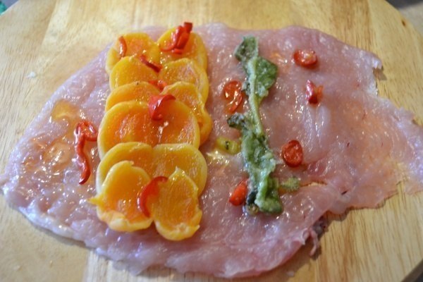 Куриные колбаски-рулетики с курагой.Вкусное сочное мясо! Такие рулеты прекрасно подойдут для всех ... - 2