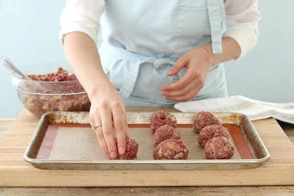 Домашние фрикадельки.Ингредиенты:Говяжий фарш – 500 г2 куска батонаЧеснок – 2 зубчикаСвежая рубленая ... - 7