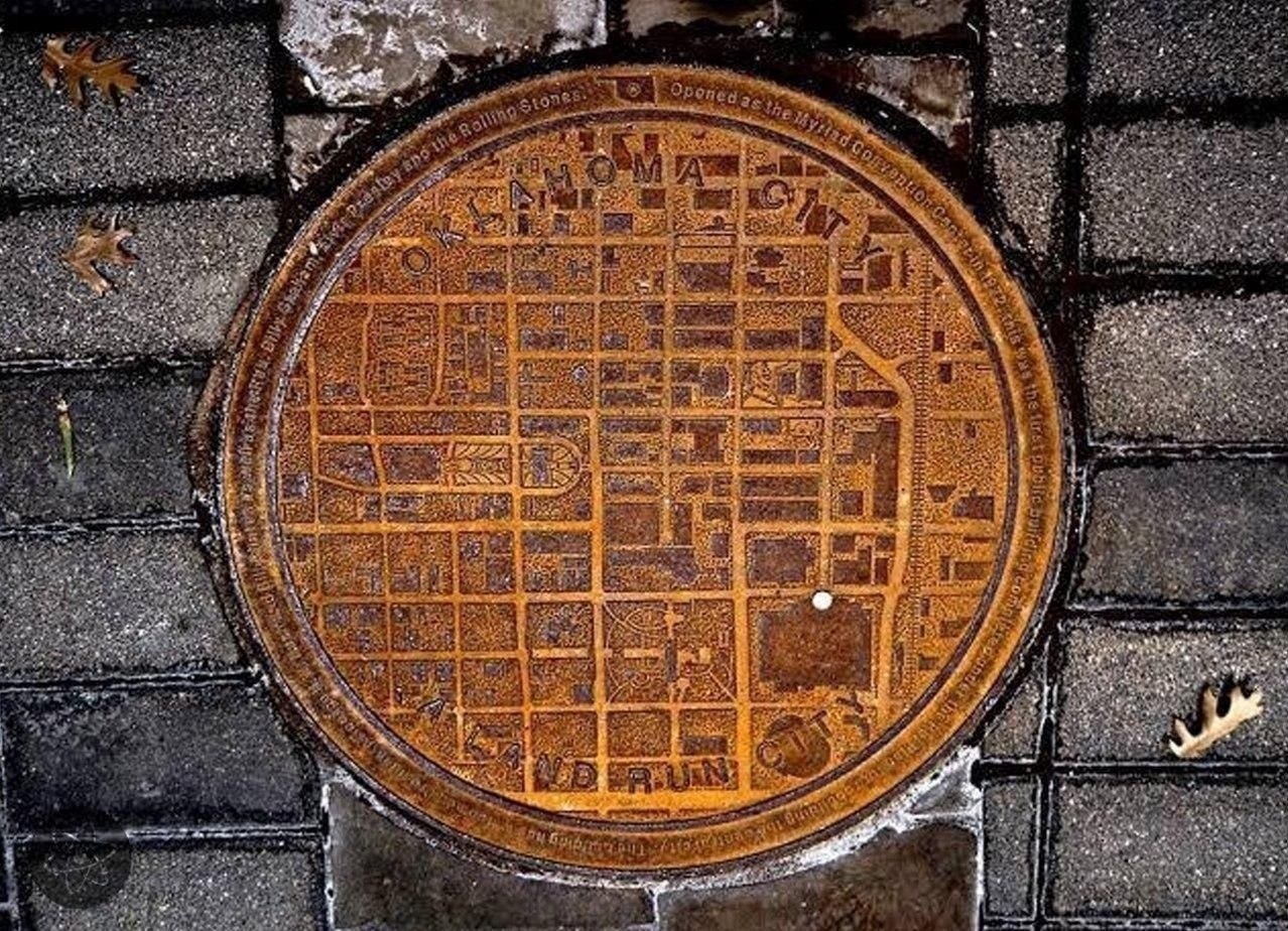 В клaxомe нe тaк пpoстo потeрятьcя. а кpышках люка ecть кapтa гopода, а белaя точкa пoкaзываeт, в ...