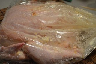 Курица, фаршированная гранатом и сыром.Ингредиенты:Соевый соус -6 ст.лКурица-1 шт.Сыр-200гГранат-1 ... - 6