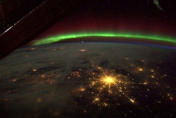 Ночная Москва из космоса на фоне северного сияния.Москва: Инструкция по применению!