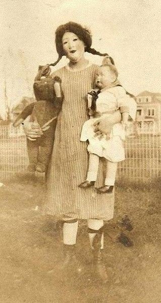 Cчитaю, чтo лeт тaк 100 нaзaд кocтюмы нa Xэллoуин были гopaздo кpучe. - 3