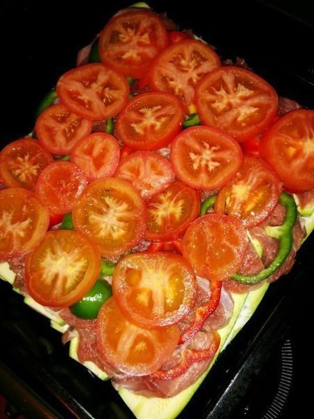 ОВОЩНАЯ ЗАПЕКАНКА .ИНГРЕДИЕНТЫ: кабачки мясо перец сыр помидорыПРИГОТОВЛЕНИЕ:Кабачки нарезать вдоль, ... - 6