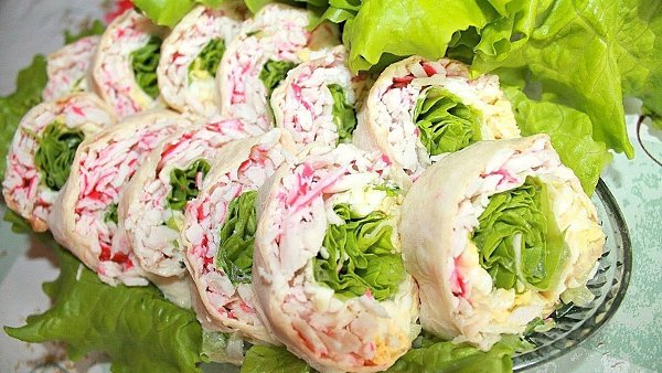 Закуска из лаваша с крабовыми палочками. Ингредиенты: -Лаваш — 1 Штука (лист) -Крабовые палочки — ...