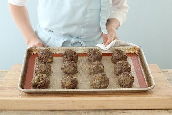 Домашние фрикадельки.Ингредиенты:Говяжий фарш – 500 г2 куска батонаЧеснок – 2 зубчикаСвежая рубленая ... - 8