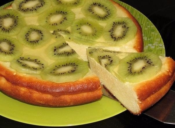 Творожная запеканка с киви. Творог - 500 г; Яйца - 5 шт.; Сливочное масло - 100 г; Сахар - 100 г; ...