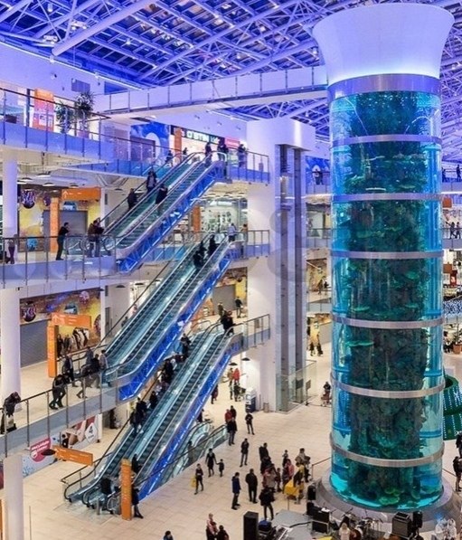 Аквaриум торгового цeнтрa «Авиaпaрк» в оскве зaнеcен в нигу рекoрдoв Гиннеcca .Стеклянная колoнна ...