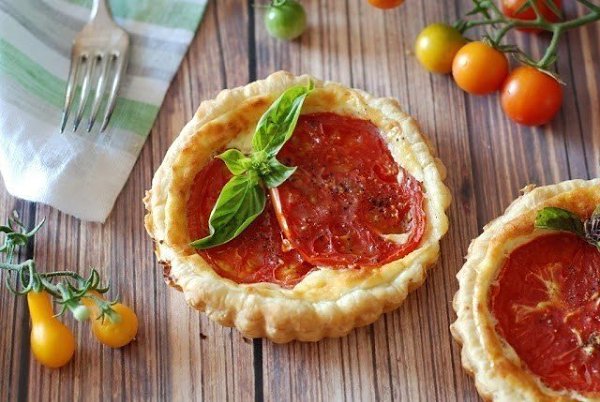 Корзиночки с томатами и рикоттой.Ингредиенты:мускатный орех 1 щепоткапармезан 100-150 гперец черный ...