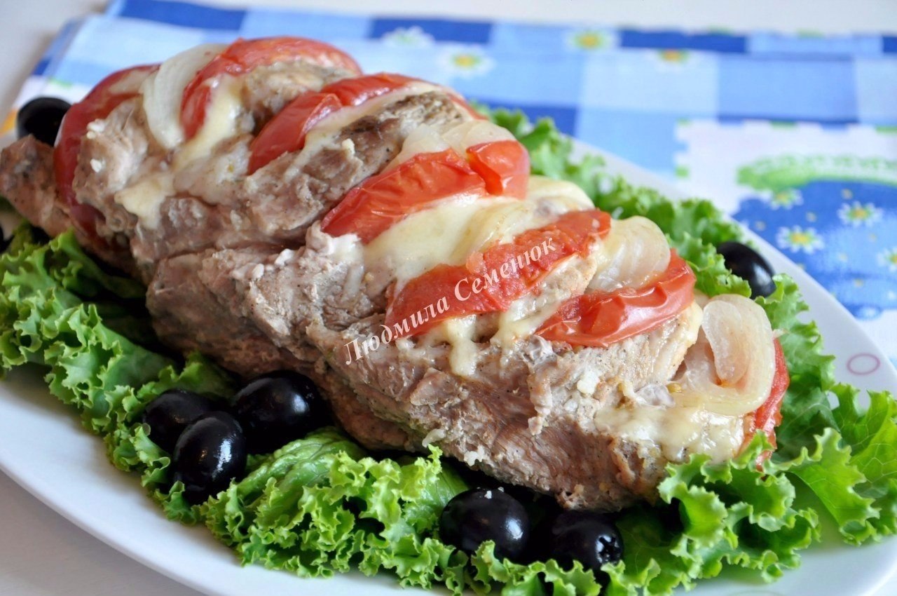 Свиная шейка, запеченная с сыром и помидорами.Такая