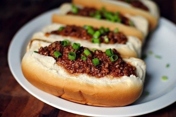 Домашние хот-доги с мясным фаршем .Количество порций: 8 шт.Ингредиенты:Оливковое масло — по ...