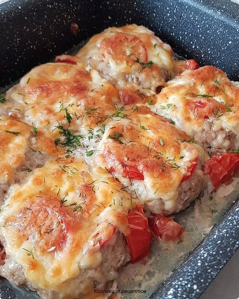 Сочные котлетки с помидорами и моцареллой. мясной фарш - 450г репчатый лук - 1шт. чеснок - 2 зубчика ... - 2