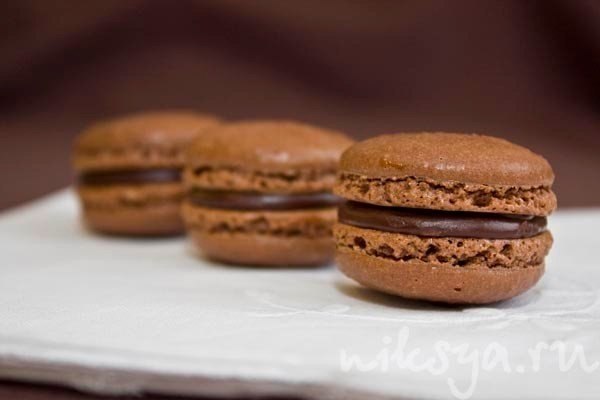 Шоколадные macarons.Ингредиенты:Для печенья:- 200 г сахара- 110 г миндаля- 95 г яичных (белков ... - 4
