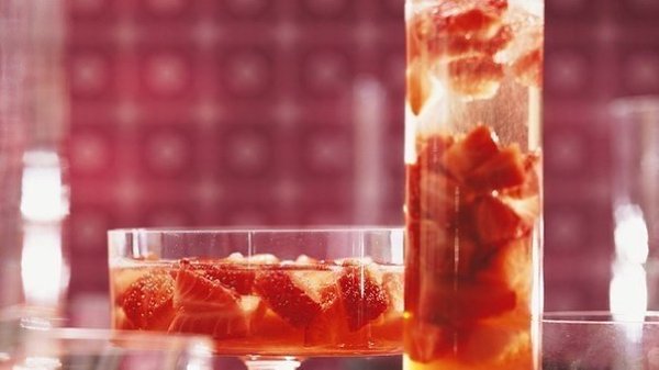 Клубничный крюшон.рецепт на 12 стаканов:1 корень имбиря ( примерно 30 гр)750 гр клубники100 мл ...
