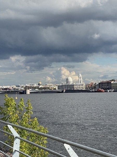 В центре Петербурга есть набережная, про которую мало кто знает. Она находится на территории ЖК ... - 2