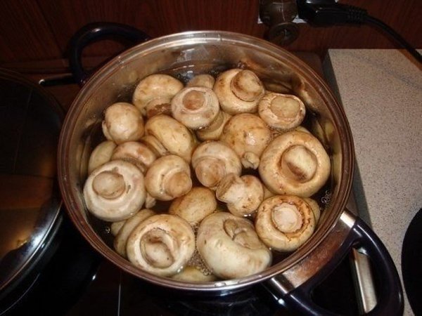 Мясо в сырном соусе.Ингредиенты:1. Мясо (у меня 1,5 кг замороженной свиной шеи)2. Шампиньоны (0,5 кг ... - 3