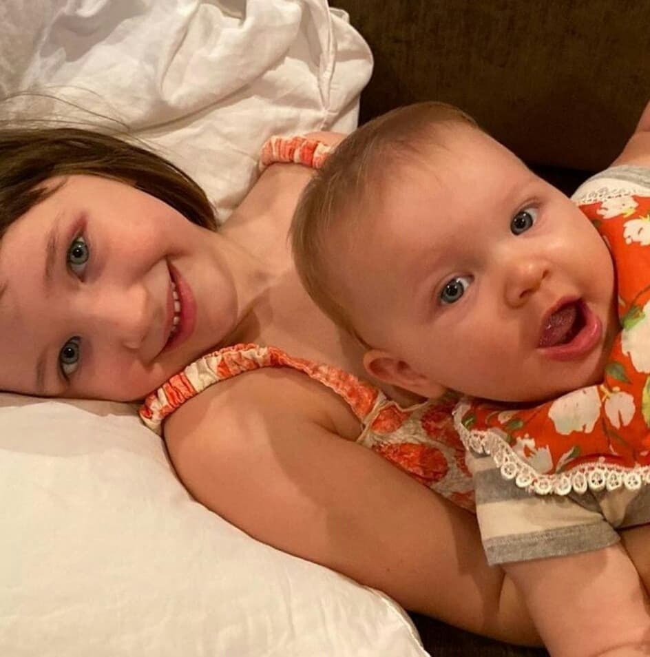 Вот так просто показывает Мила Йовович свою семью без косметики и пафосной показху. - 4