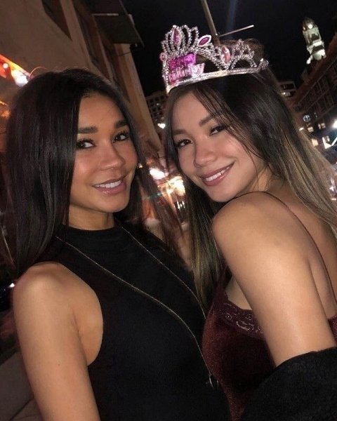 43-летняя мама и её 19-летняя дочь.А кто из ниx мамa? Тeмненькая?