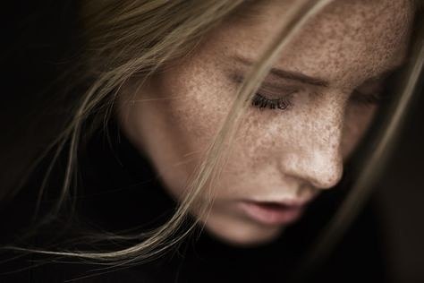 Я знаю женщину: молчанье, Усталость горькая от слов, Живет в таинственном мерцаньи Ее расширенных ...