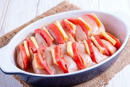 Куриные грудки с помидорами и сыром в духовке.Ингредиенты:Горчица — 1 ст. л.Филе куриное — 2 шт.Сыр ... - 5