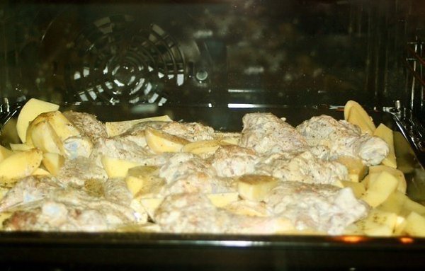 Курица с картошкой.Разрезаем курицу на некрупные куски, кладем на противень, начищаем, нарезаем ... - 5