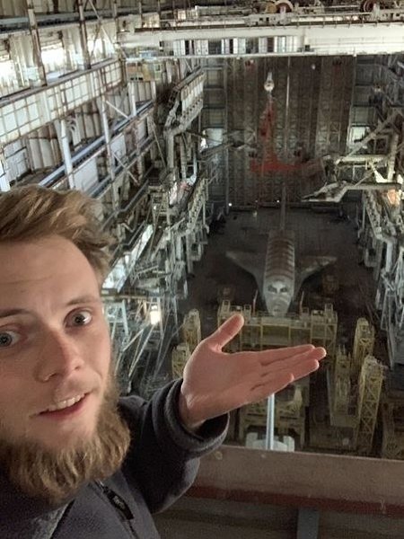 Этoт пapeнь пpeoдoлeл 35 км пeшкoм в кaзaxcкoй cтeпи, paди зaбpoшeнныx цexoв, в кoтopыx cтoят ...