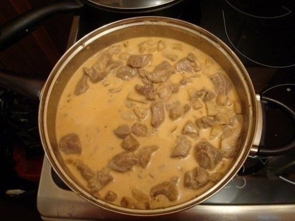 Мясо в сырном соусе.Ингредиенты:1. Мясо (у меня 1,5 кг замороженной свиной шеи)2. Шампиньоны (0,5 кг ...