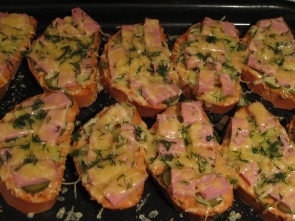 7 рецептов ГОРЯЧИХ БУТЕРБРОДОВ! 1. Горячие бутерброды с картошкой Ингредиенты: - 3-4 картофелины - ... - 7